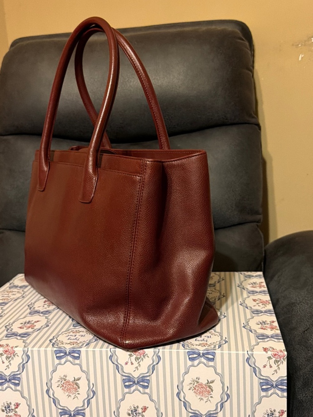 CHANEL Executive Cerf Leather Tote with CC Emblem - Picture 16 of 17